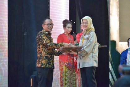 Penghargaan-K3-dari-Menaker_Walikota-Tangsel-420x280
